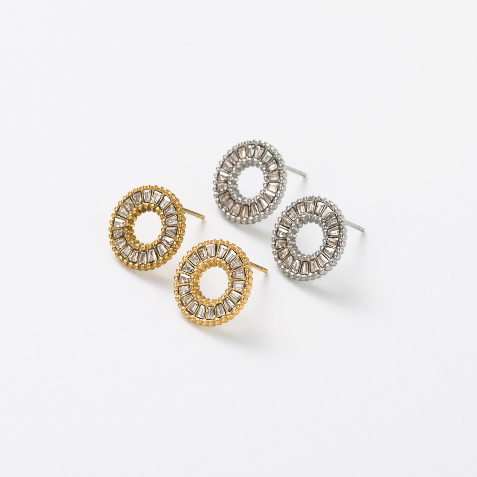 Boucles d'Oreilles Puces Anneau de Strass avec Détail Millegrain 