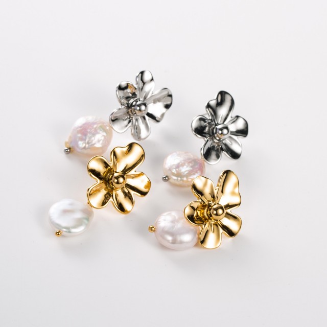 Boucles d'Oreilles Fleur avec sa Perle de Nacre 