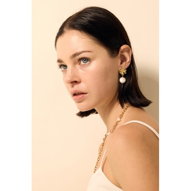 Flower Earrings with Mother-of-Pearl Color:Gold