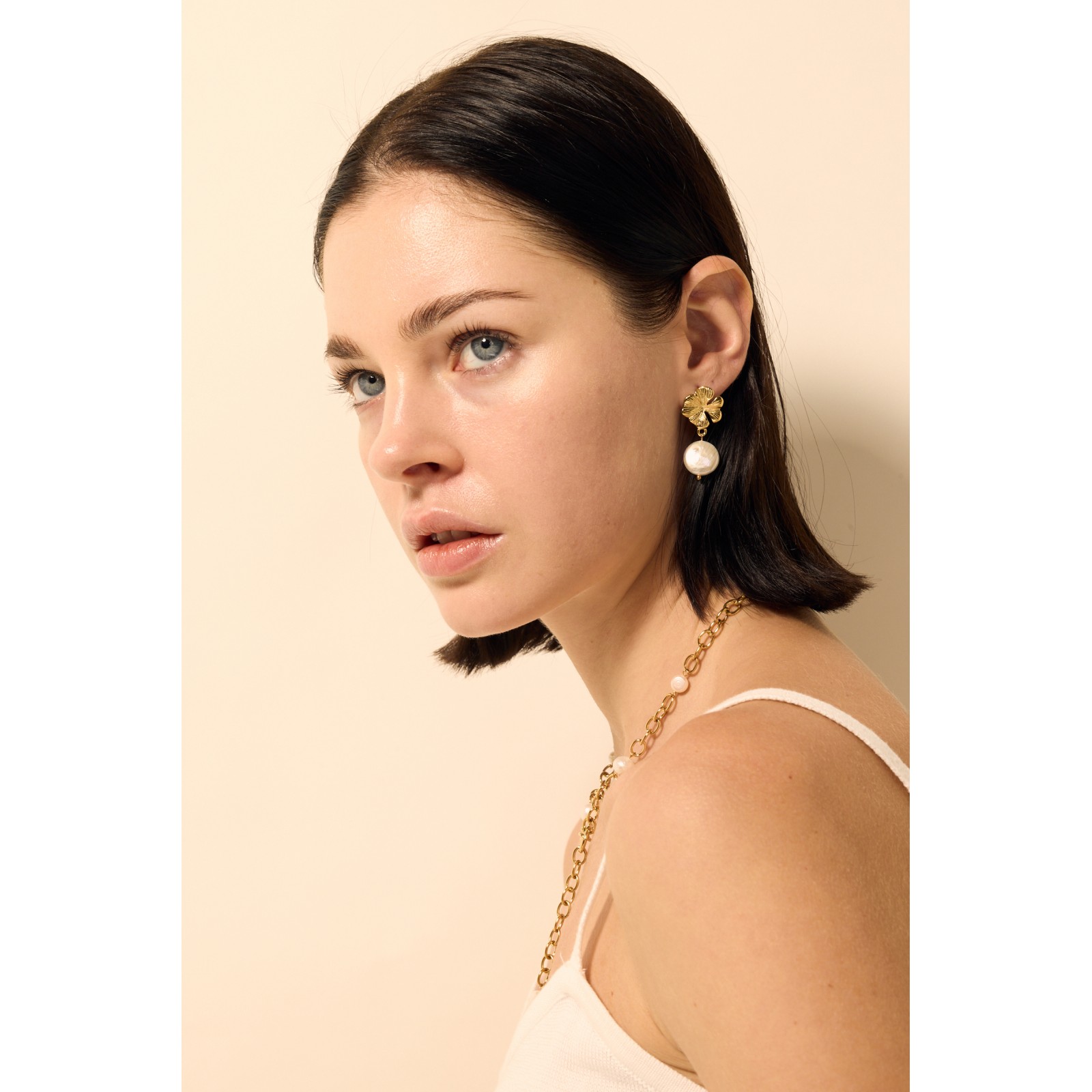 Flower Earrings with Mother-of-Pearl Color:Gold