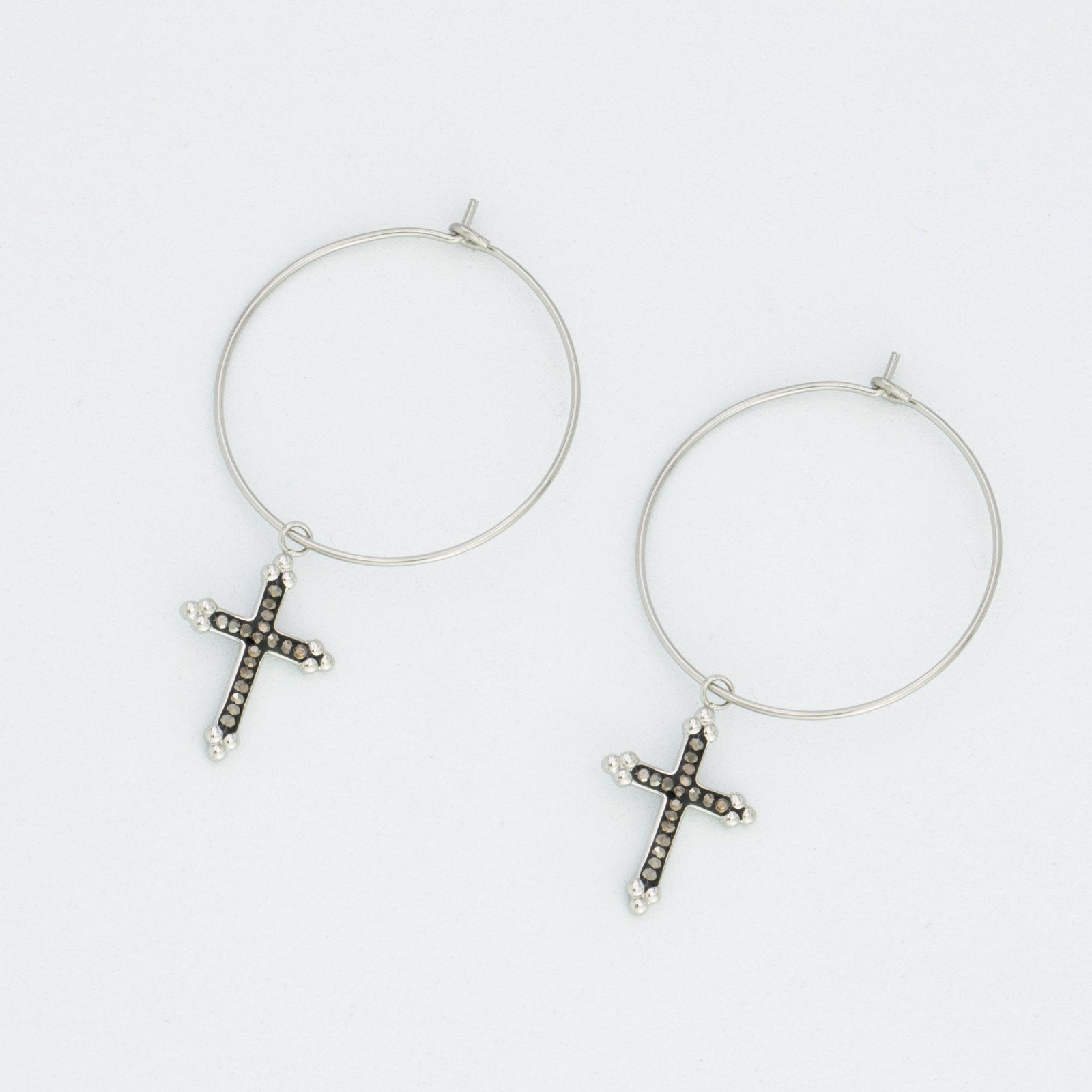 Boucles d'Oreilles Larges Créoles avec Croix en Strass Couleur:Noir Argent